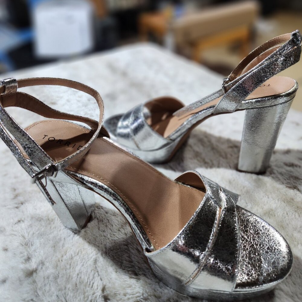 NEW Torrid Silver Metallic Platform Block Heel Sandals sz 11W - Picture 3 of 3